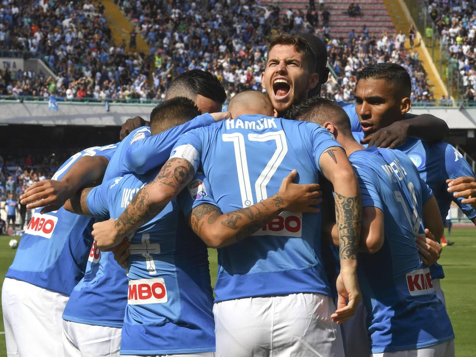 Die Napoli-Spieler bejubeln einen ihrer bisherigen 25 Meisterschaftstreffer.