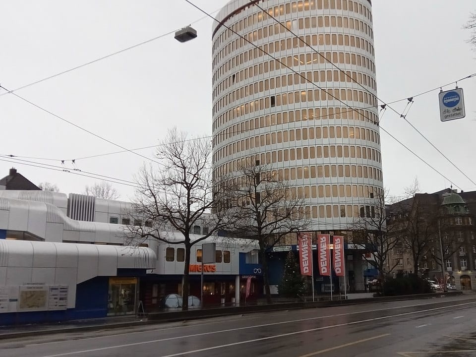 Der westliche Teil des Einkaufzentrums Grossacker mit dem «Silberturm», aufgenommen im Dezember 2017.