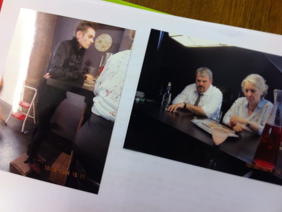 Zwei Fotos auf einem Blatt Papier: Links Reto Stalder, rechts Mike Müller und Suly Röthlisberger