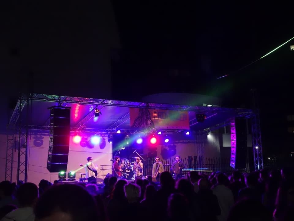 Ein Openairkonzert der Band «Gipsy Groove» in Pristina.
