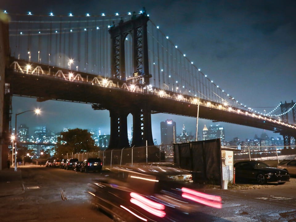 Unter der Manhattan Brücke führt heute wieder der Verkehr durch.