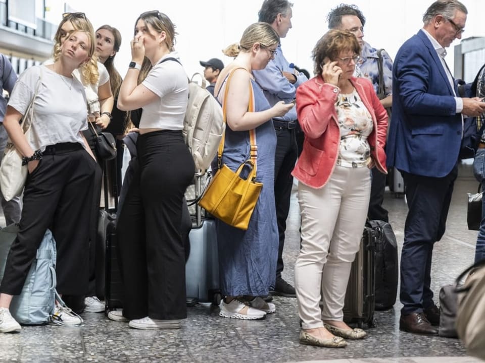 Menschen dichtedrängt am Flughafen Zürich