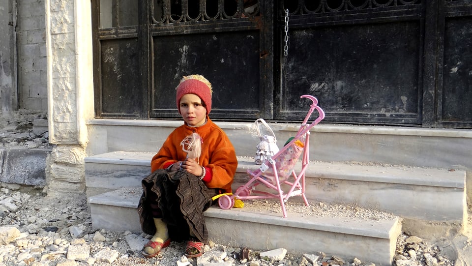 Ein Mädchen in einem Vorort von Damaskus.