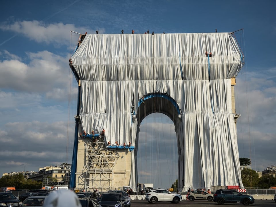 Der Arc de Triomphe wird in silbernen Stoff eingehüllt