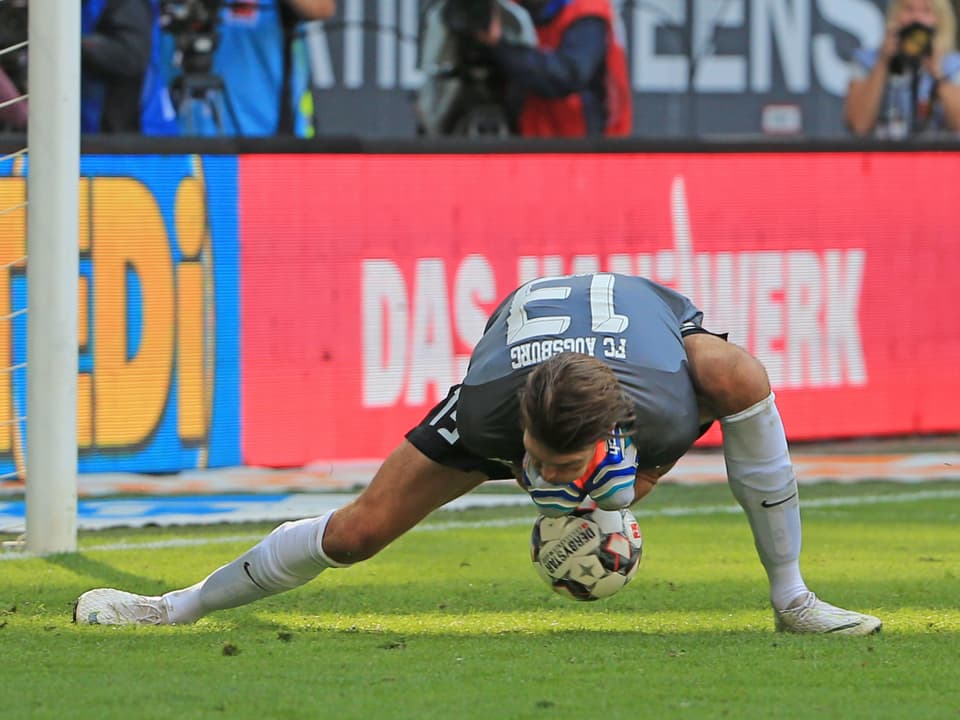 Augsburgs Torwart Fabian Giefer beim Versuch, einen Ball festzuhalten.