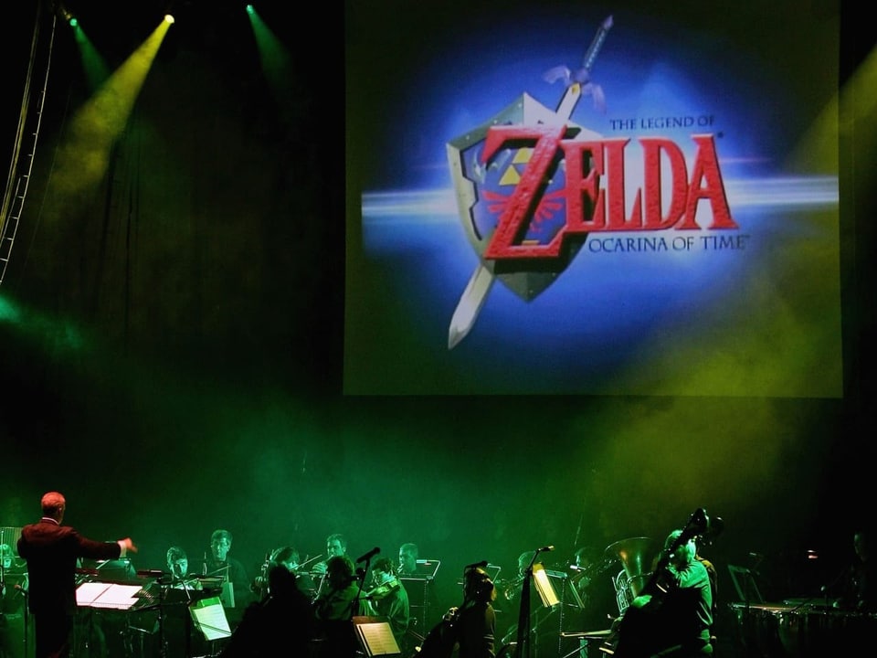 Ein Orchester spielt vor einer Leinwandprojektion von «The Legend of Zelda»