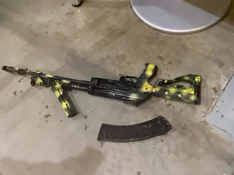 Gewehr mit herausgezogenem Magazin liegt am Boden