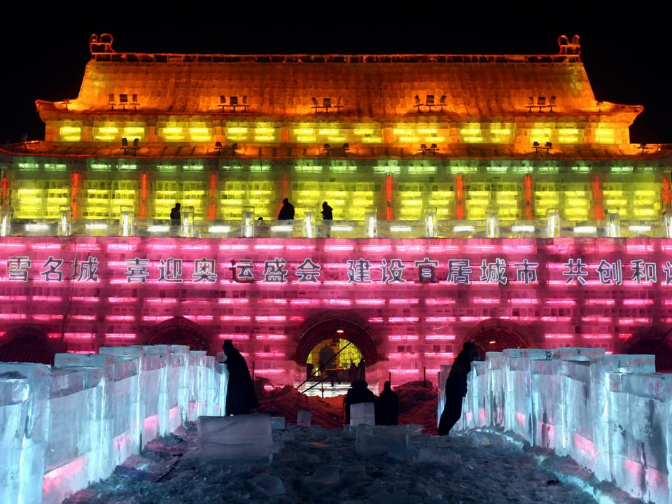 Ein bunt beleuchteter Nachbau vom Tor des Himmlischen Friedens beim Eis-Festival in der chinesischen Stadt Harbin.