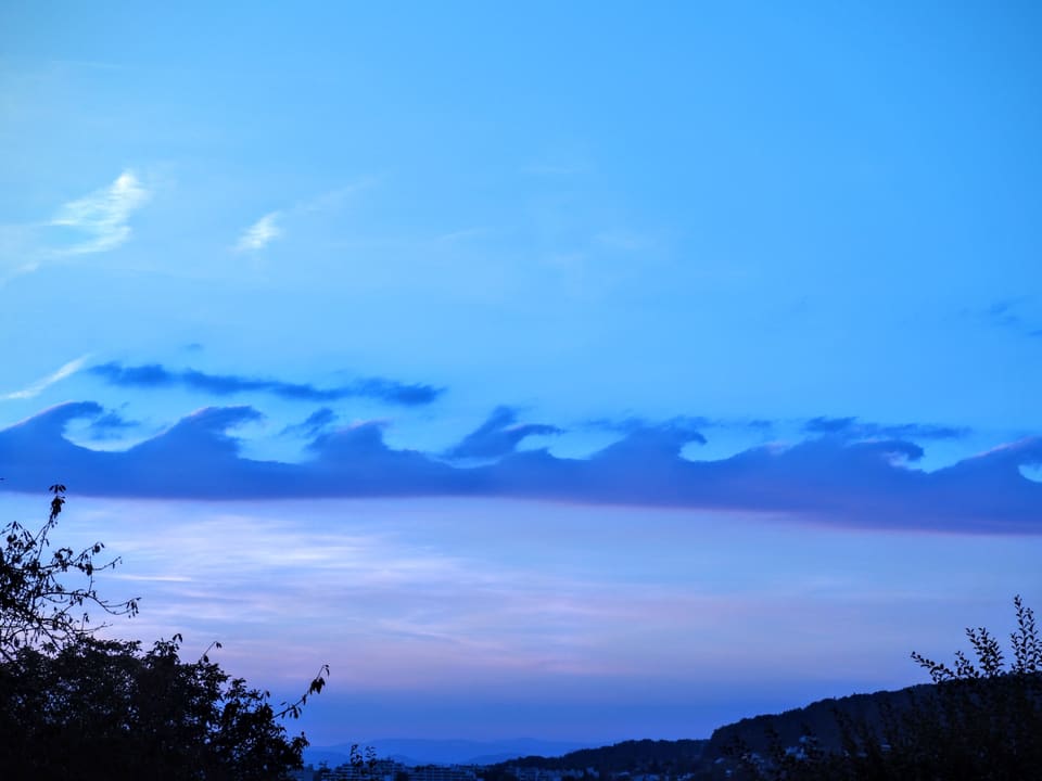 Wellenförmige Wolken am Abendhimmel