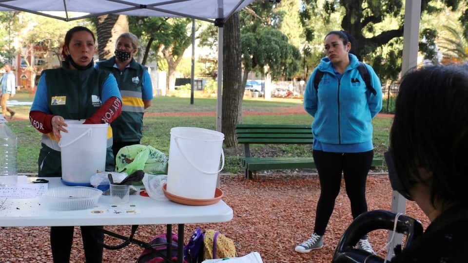 Los miembros de la cooperativa se paran en un stand.