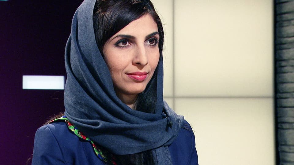 Die Afghanin Roya Mahboob mit Kopftuch im Fernsehstudio.