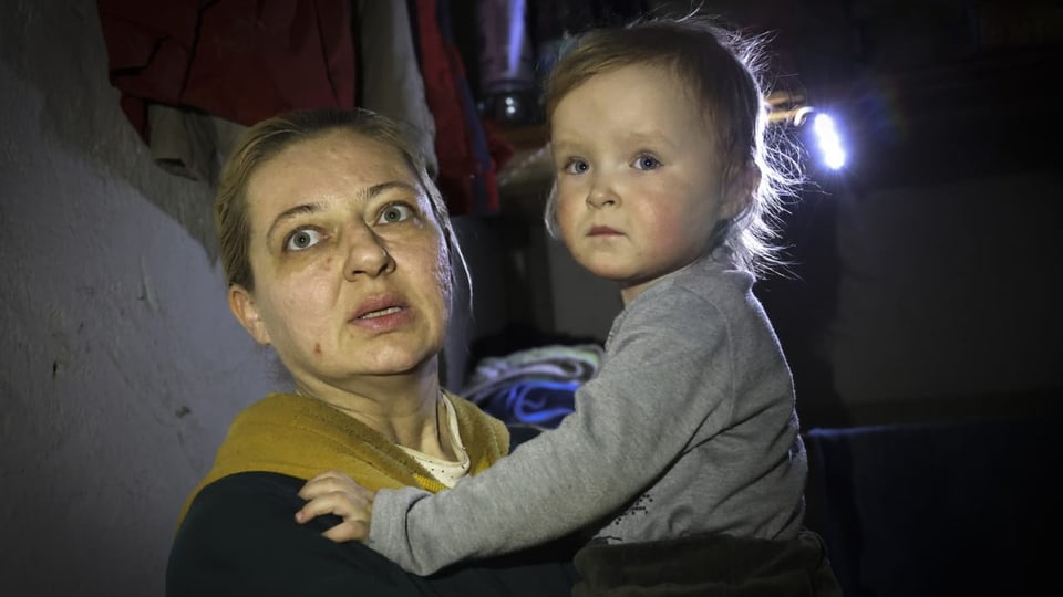 Mutter mit Kind in Luftschutzkeller in Mariupol