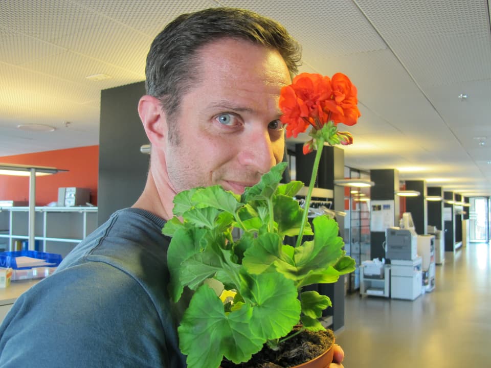 Adrian Küpfer mit einem Geranium.