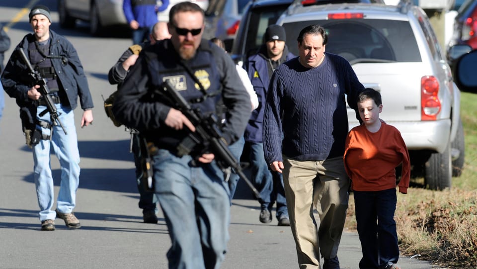 Bewaffnete Männer, Mann begleitet Kind