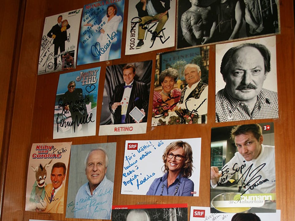 Die Prominenten-Wand mit Autogrammkarten im Weinfelder Gasthaus.