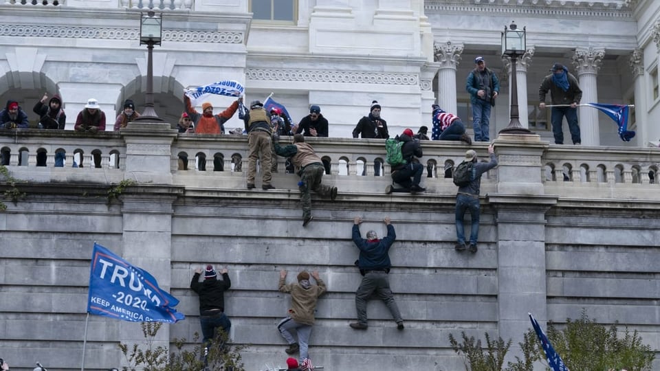 Trump-Anhänger klettern auf die Brüstung des Kapitols