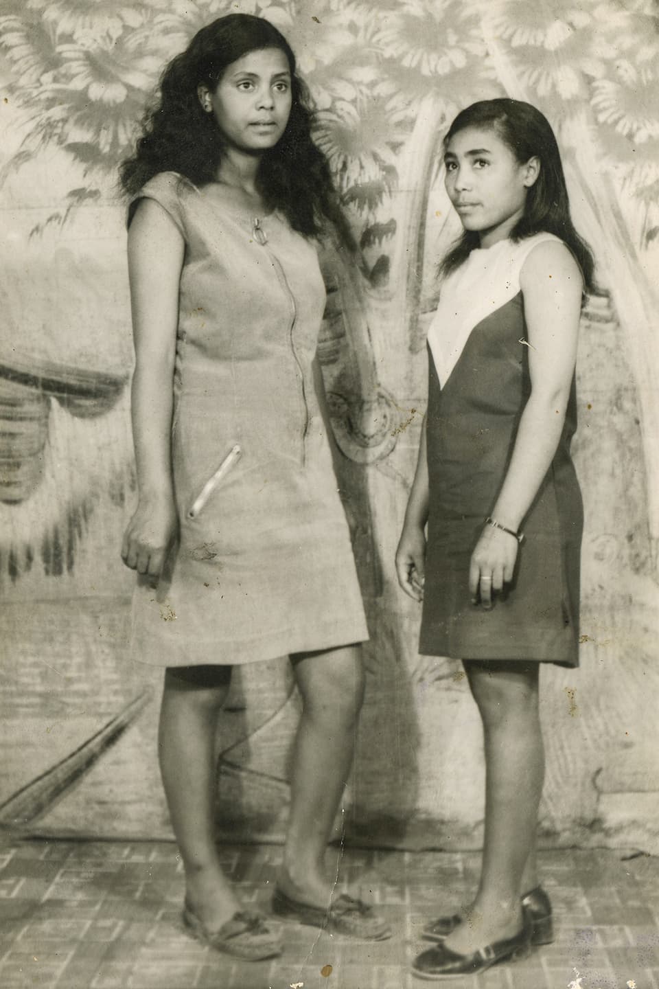 Zwei junge Frauen in kurzen Sommerkleidern.