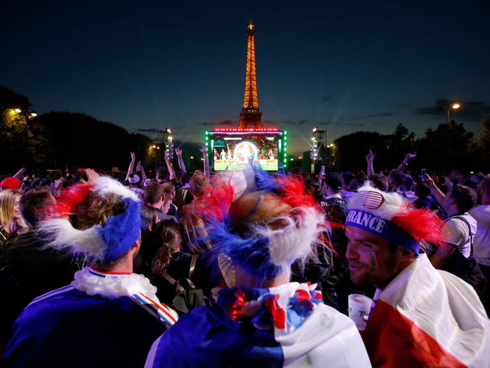 Fans vor dem Eiffelturm