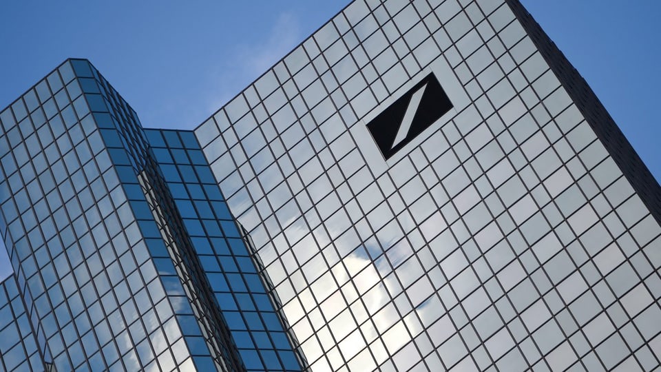 Logo der Deutschen Bank am Bankhochhaus in Frankfurt