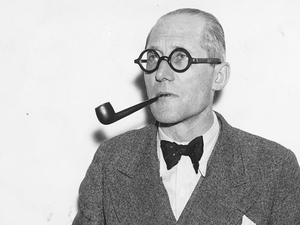 Le Corbusier mit Pfeife.