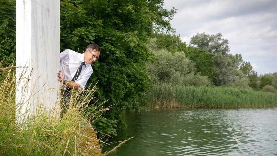 René Walther steht am Ufer des Bodensees und schaut aufs Wasser