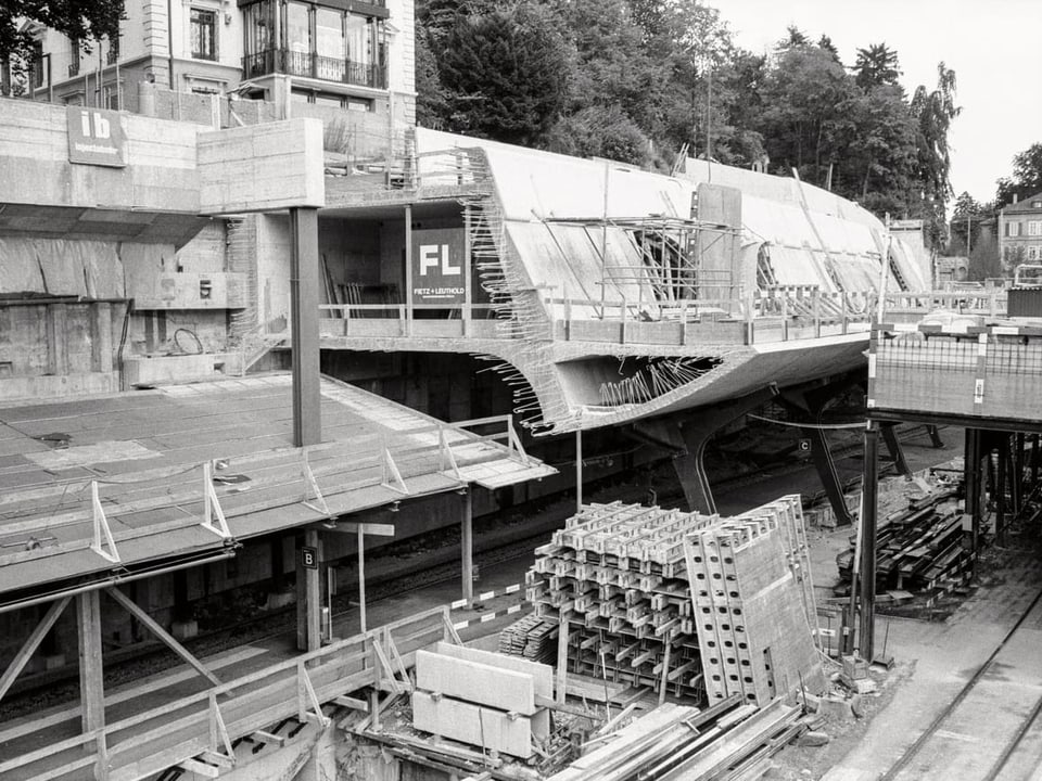 Die Baustelle Bahnhof Stadelhofen in Zuerich, aufgenommen am 17. August 1987.