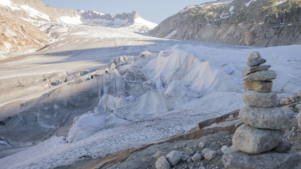 Abgedecktes Eis am Ende des Rhonegletschers im Wallis