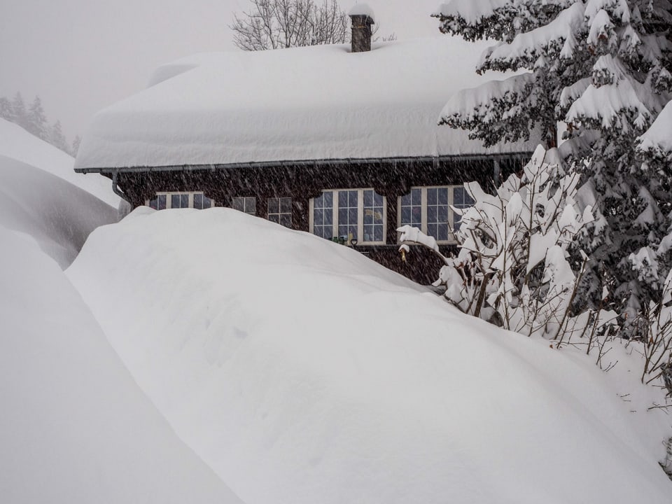 Braunwald/GL 1250 m ü. M. Verschneites Holzhaus