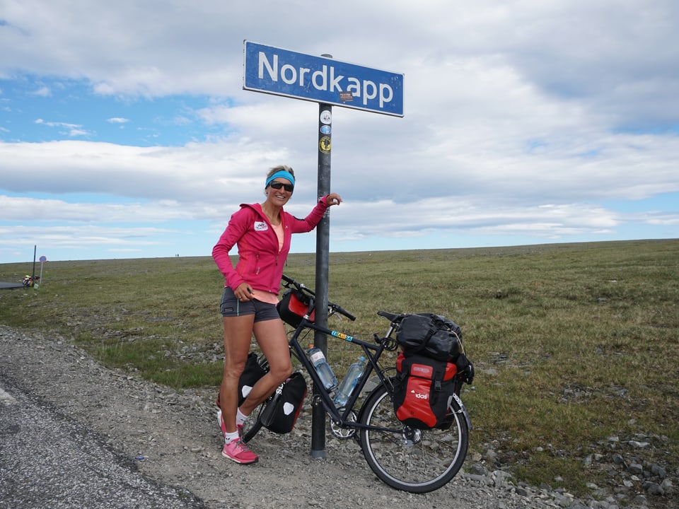 Binsack mit Fahrrad abgestellt vor Nordkap-Ortschild