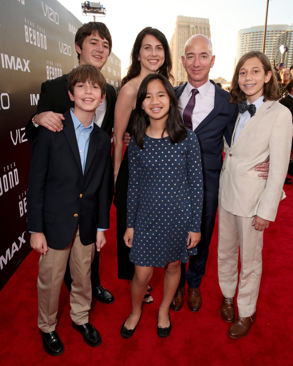 Jeff Bezos mit seiner Ex-Frau und den vier Kindern auf einem Event auf dem roten Teppich.