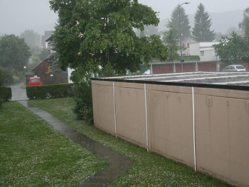 Hagel prasselt im Schweizer Mittelland auf Wiesen und Dächer, Aufgenommen im Juli 2011.