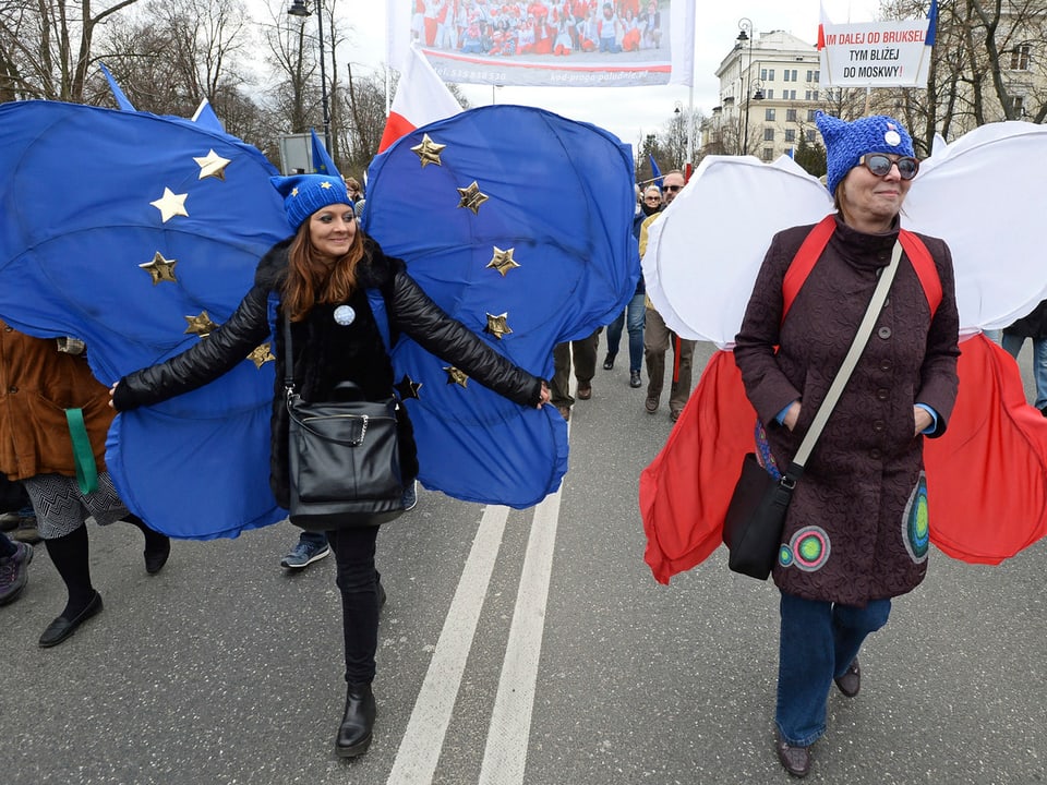 Zwei Frauen marschieren als EU-Schmetterlinge verkleidet durch die Strassen.