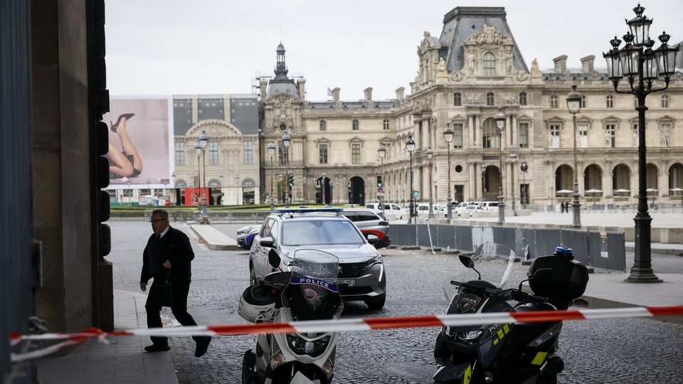 Abgesperrter Zugang zum Louvre in Paris