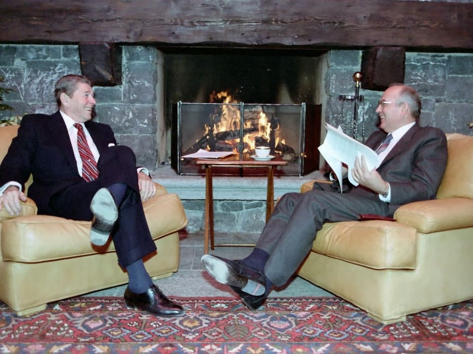 Reagan und Gorbatschow vor dem Kaminfeuer