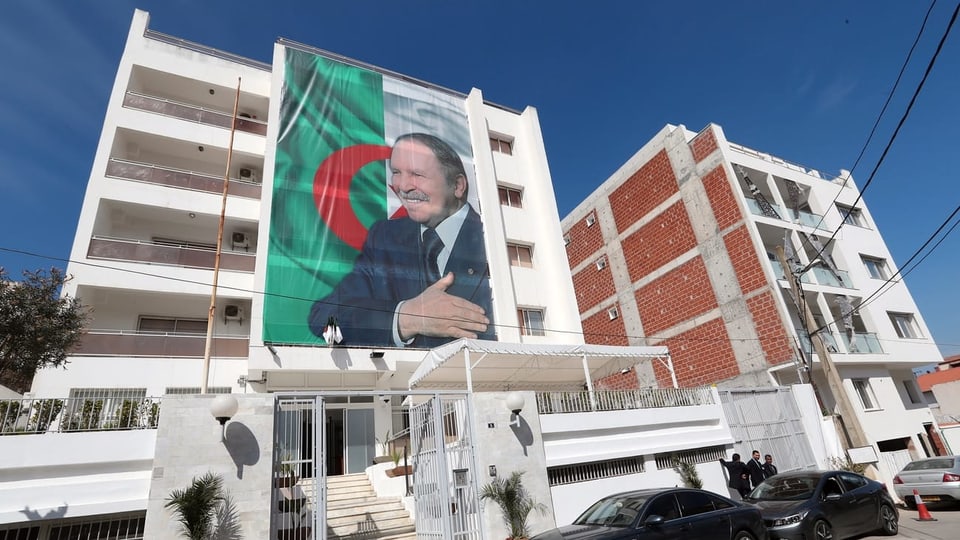 Bouteflika auf Plakat.