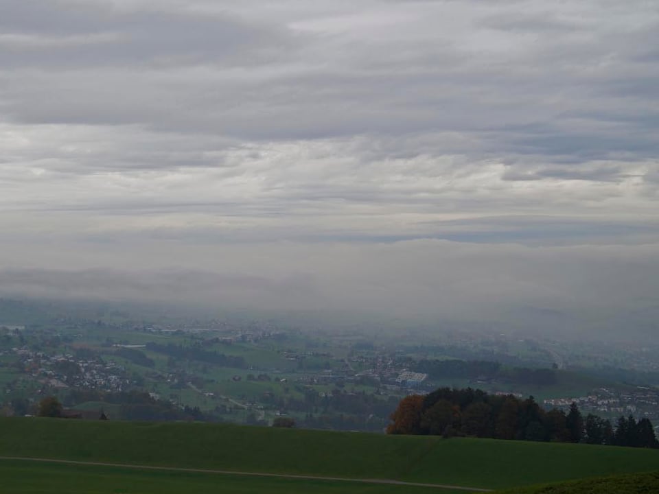 Ein Kaltfront zieht heran, dichter Wolken oben- unten liegt noch eine Nebelblank.