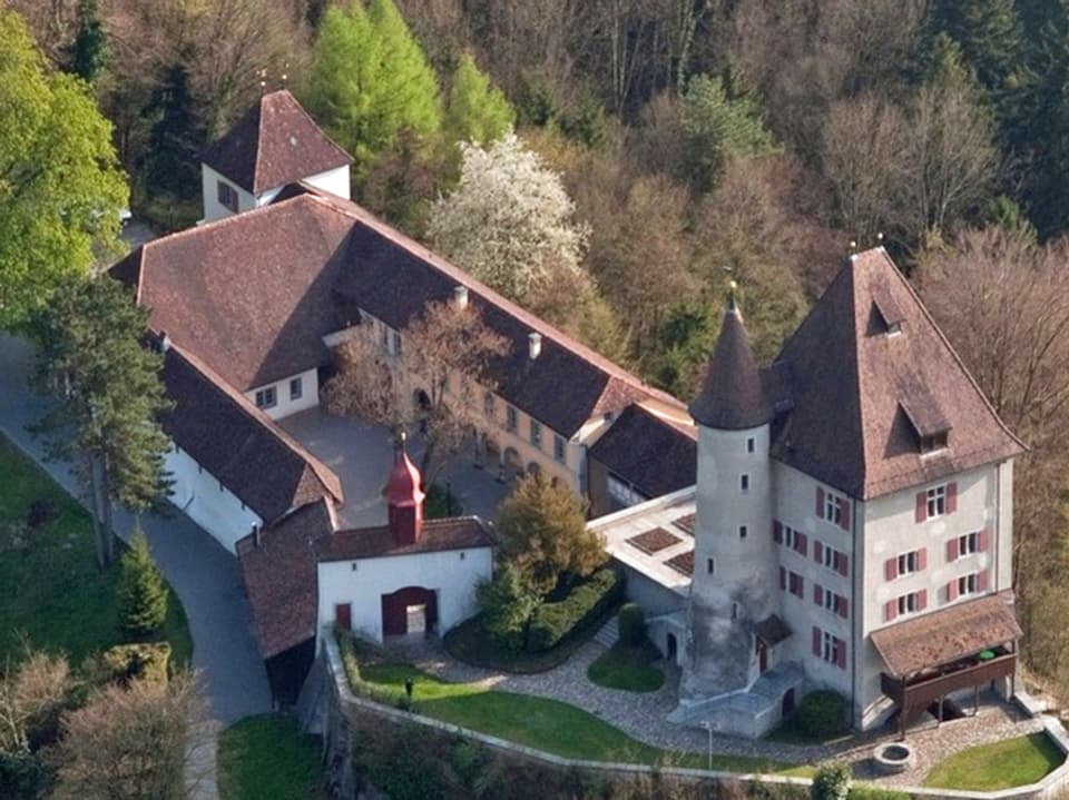 Luftaufnahme von Schloss Liebegg.