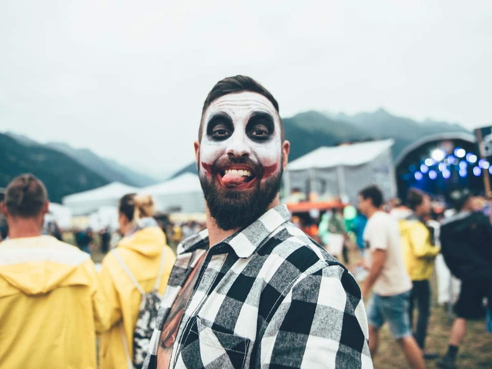 Ein Festivalbesucher geschminkt wie Joker