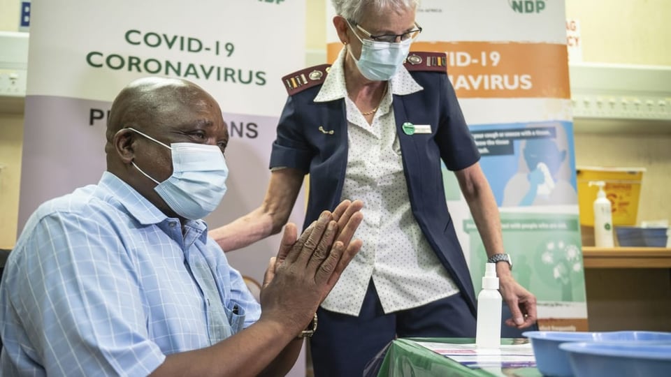 Südafrikas Gesundheitsminister Joe Phaahla, nachdem er in Pretoria seinen Johnson& Johnson-Booster erhalten hat.