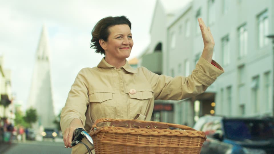 Halla fährt auf ihrem Fahrrad durch ein isländisches Städtchen.
