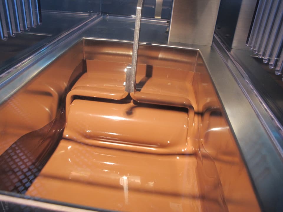 Maschine rührt Schokolade.
