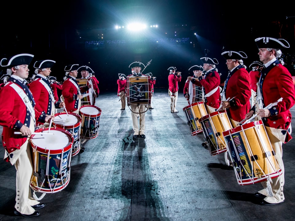 «The United States Army Old Guard Fife and Drum Corps» in historischen Kostümen mit Trommeln. 