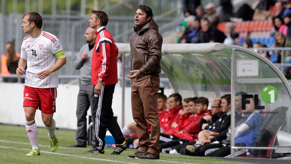 Der Wohler-Trainer Sciriaco Sforza feuert seine Spieler an, hinten der Vaduzer Trainer Giorgio Contini, beim Fussball Meisterschaftsspiel der Challenge League zwischen dem FC Vaduz und dem FC Wohlen am Sonntag, 4. Mai 2014, im Rheinpark Stadion in Vaduz. 