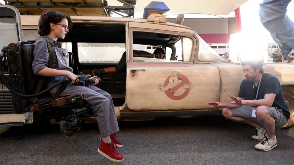 Regisseur Jason Reitman (rechts) instruiert auf dem Set seine junge Hauptdarstellerin.