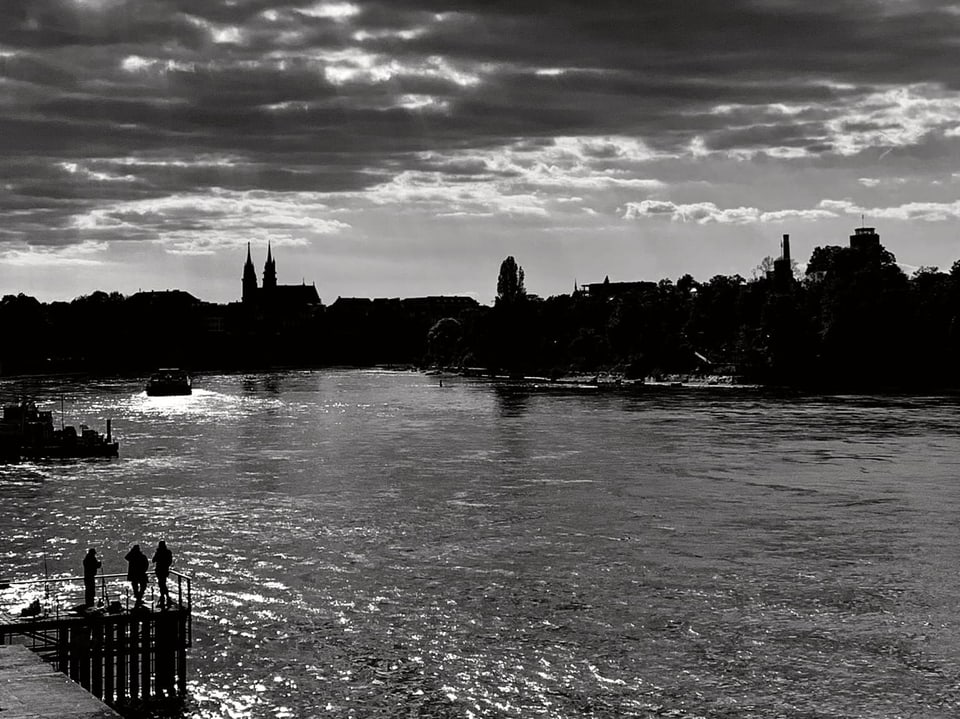 Blick auf den Rhein in Basel mit dem Münster im Hintergrund.