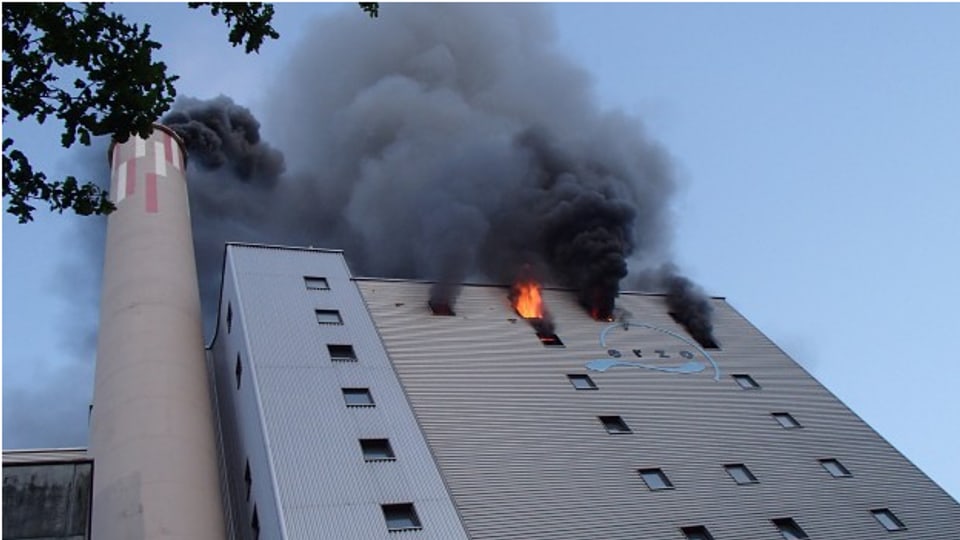 Rauch und Flammen kommen aus einem Gebäudeteil der Kehrichtverbrennungsanlage.