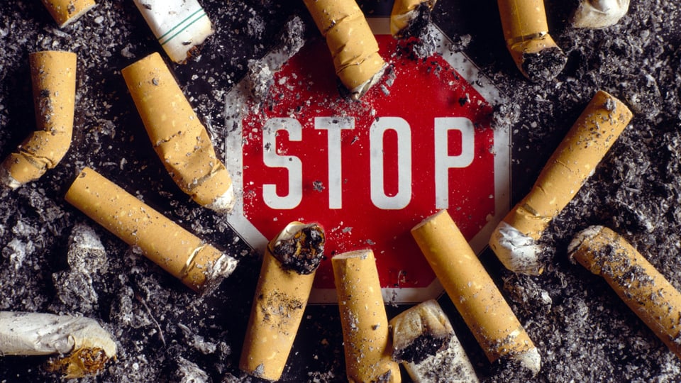 Stoppzeichen mit Zigarettenstummeln.