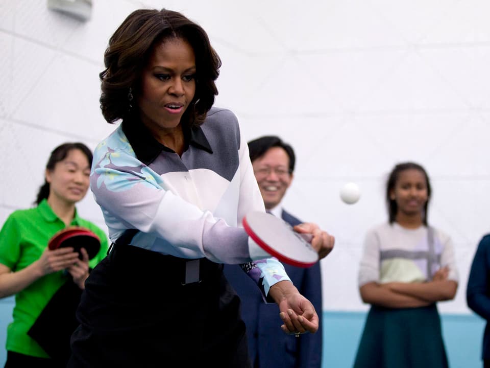 Michelle Obama spielt Tischtennis