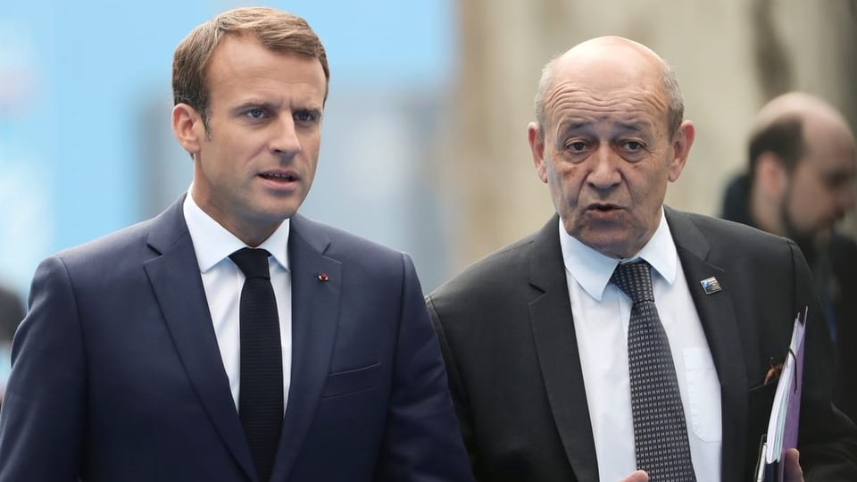 Macron und Le Drian im Gespräch.