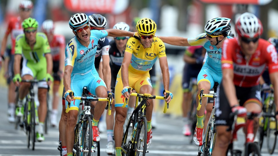Vincenzo Nibali wird auf der letzten Etappe der Tour de France von seinen Teamkollegen beglückwünscht.